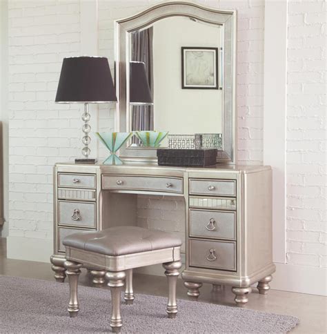 Try this extraordinary and unique vanity, and add it into your bedroom. Bedroom Design Hack: Makeup Vanity Tables - www ...
