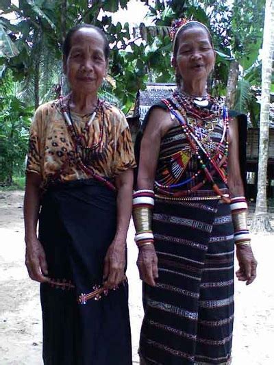 They consist of at least 18 ethnic groups generally classified for official purpose under three distinct groups, namely negritos, senoi and proto malays. Orang Asli - Malaysian Tradisional Clothings