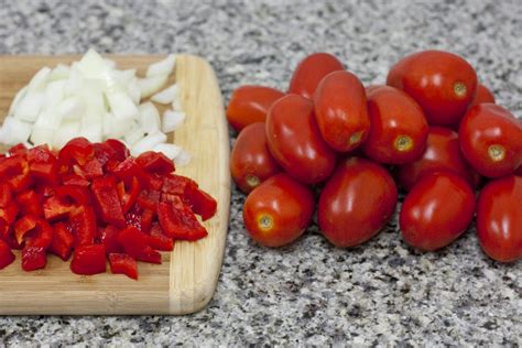 (Almost) Traditional Italian Fresh Tomato Sauce - Think, Eat, Be Healthy