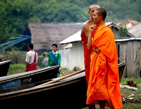 Monje Tibetano Junto A Monje Thailandes Lago Inle El Inle Flickr