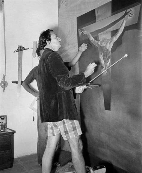 Salvador Dali Pintando El Cristo De San Juan De La Cruz En 1951