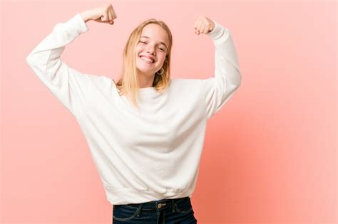 Młoda Blondynki Nastolatka Kobieta Pokazuje Siła Gest Z Rękami Symbol