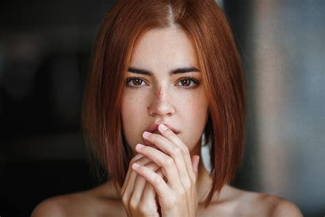 Brunette Russian Model Face Freckles Lidia Savoderova Eikonas