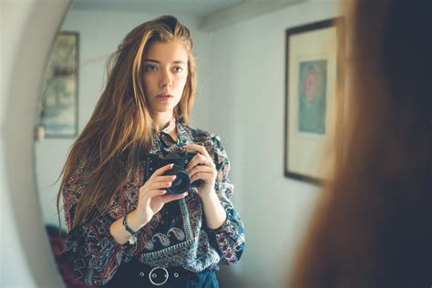 15 formas de tirar a selfie perfeita em frente ao espelho