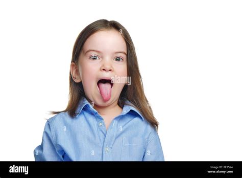 Brünette Mädchen Die Zunge Heraus Gegen Weiße Hintergrund Gestellt Stockfotografie Alamy