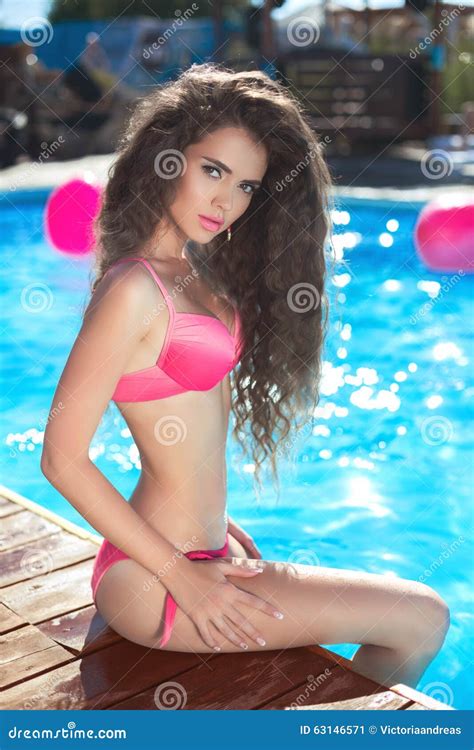 Het Mooie Sexy Vrouwelijke Bikini Model Stellen In Zwembad Outd Stock Afbeelding Image Of