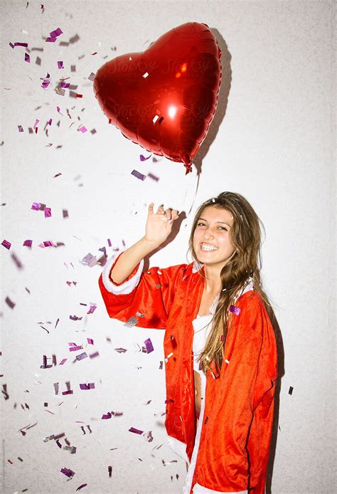 Young Woman In Santa Claus Costume Holding Red Balloon And Smiling At Camera Del Colaborador