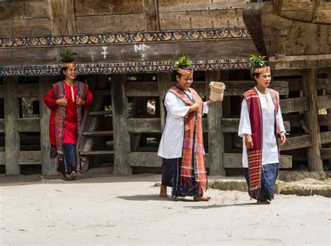 Toba Batak People Dressed In Traditional Costume At Huta Bolon Museum