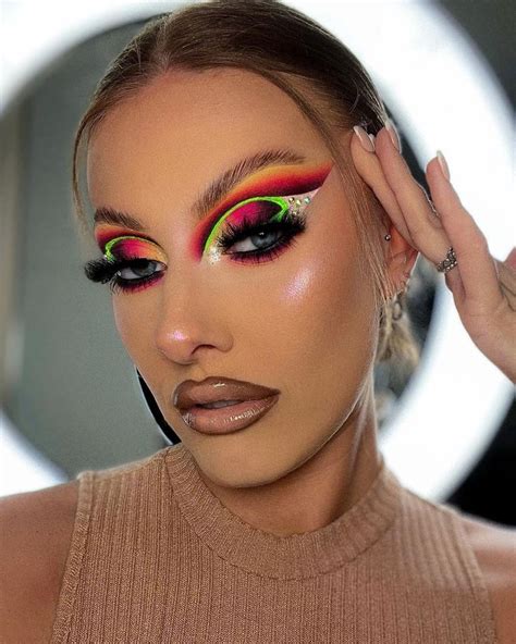 Katie Wakenshaw On Instagram “sunset Eyes With A Pop Of Neon 🌅 Happy