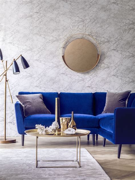 This velvet sofa proves that blue can work with any color theme. 25 Stunning Living Rooms with Blue Velvet Sofas | Blue ...