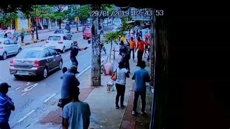 Vídeo mostra momento que haitiano é morto após esfaquear PM em Manaus