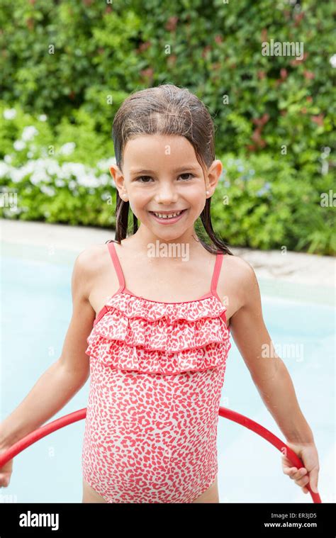 Kleine Mädchen Spielen Im Pool Porträt Stockfotografie Alamy