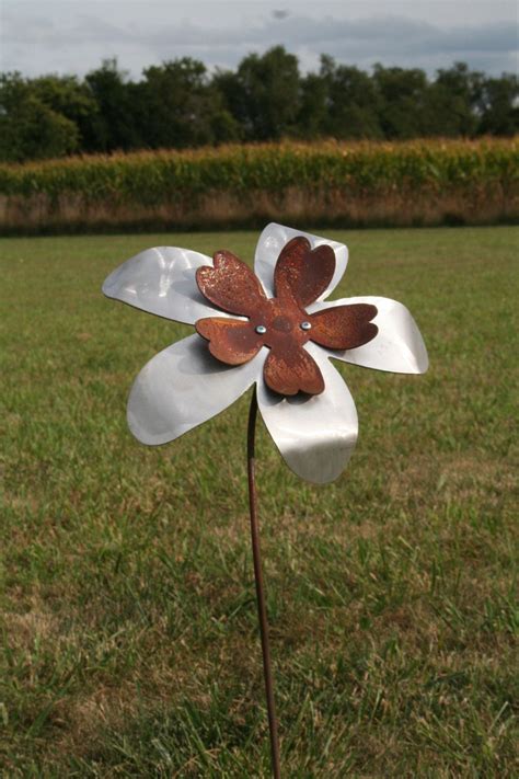 Two Tone Metal Flower Garden Stake Rusty Flower Yard Art Etsy