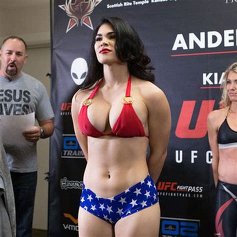 Pic Rachael Ostovich Weighs In As Wonder Woman Try Not To Stare