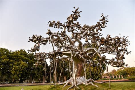 Moderner Art Tree Sculpture Redaktionelles Stockbild Bild Von