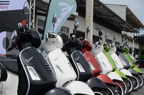 Dengan bodinya yang besar, peruntukan scooter ini adalah untuk pengendaraan jarak jauh atau melakukan kegiatan touring. รีวิว Vespa GTS 300 Super และ GTS Super 150 i-GET สัมผัส ...