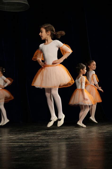 kostenlose bild ballett tanz untergeordnete elemente springen hübsches mädchen theater