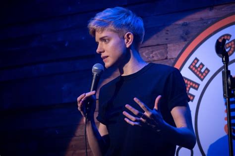 Feel Good Star Mae Martin Reveals They Are Non Binary Metro News