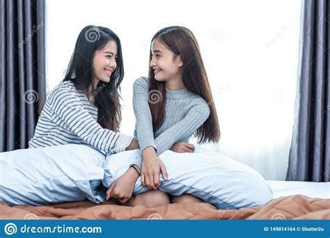 Dos Mujeres Lesbianas Asiáticas En Dormitorio Gente De Los Pares Y Concepto De La Belleza Formas