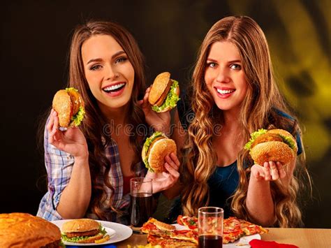Deux Filles Mangeant Le Grand Sandwich Photo Stock Image Du Régime
