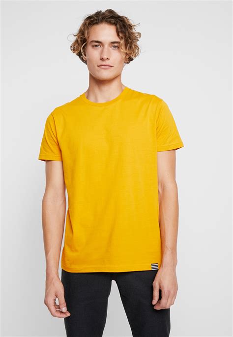 Total 34 Imagen Outfit Con Camisa Amarilla Hombre Abzlocal Mx