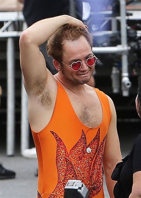 Taron Egerton Becomes Elton John In New Rocketman Pics Con Im Genes