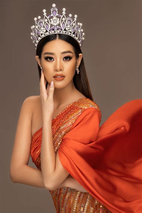 Kết thúc phần thi diễn trang phục dân tộc tại miss universe 2020, hoa hậu khánh vân dành thời gian trò chuyện người hâm mộ. Khanh Van / Miss Universe Vietnam 2020 / OT •∙