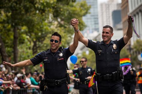 Polícia Homenageia Mês Gay Usando O Rosa Notibras
