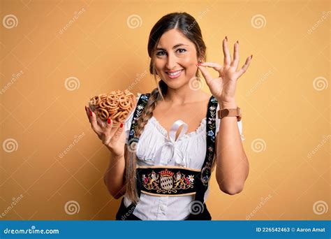 jeune brunette allemande femme portant la tenue traditionnelle octobre tenue tenue tenue bol