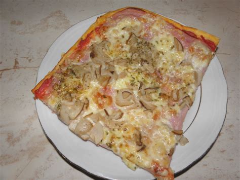 Domača klasična pizza - OblizniPrste.si