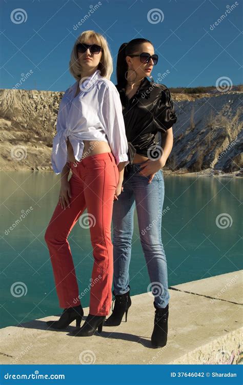Deux Jeunes Belles Filles Photo Stock Image Du Femelle
