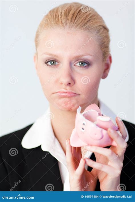 Mujer De Negocios Triste Con El Piggybank Quebrado Foto De Archivo