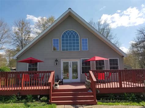 Pet Friendly And Charming Chalet Just 12 Mile Walk To Lake Pymatuning