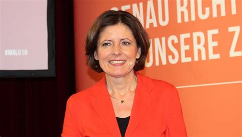 She made her ill­ness pub­lic in 2006, and when trav­el­ing she now al­ways takes her rolli (wheel­chair) along, for cov­er­ing longer distances. Auszeichnung: Ministerpräsidentin Malu Dreyer erhält ...