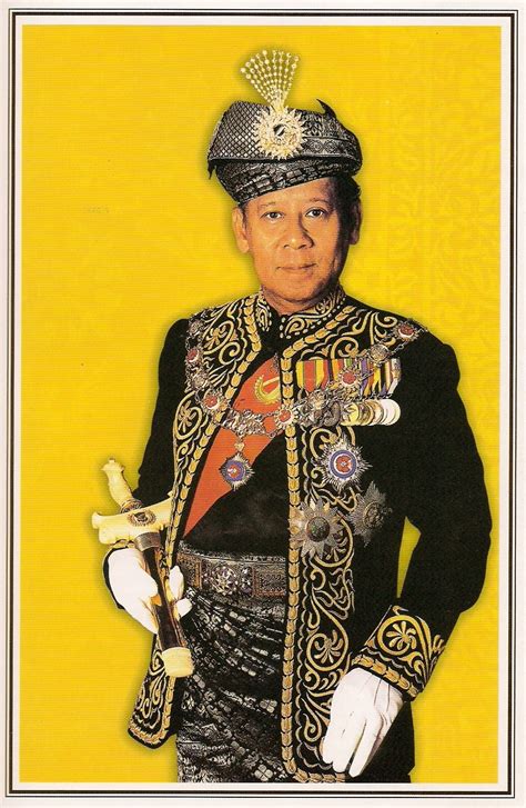 Lukisan tengkolok diraja hitam putih. Destar Warisan Malaysia Koleksi Terpilih: Destar Raja-Raja