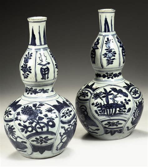 A Pair Of Chinese Blue And White Kraak Porselein Double Gourd Vases