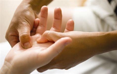 beneficios de los masajes en las manos instrucciones para