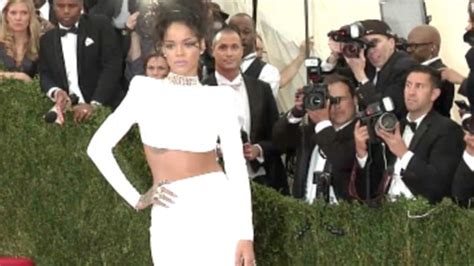 Katching My I Rihanna Shows Off Derriere Cleavage In Very Low Slung Gold Dress At Met Gala