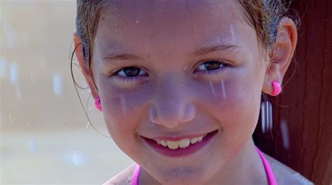 liten flicka leende ansikte gratis foto på pixabay pixabay