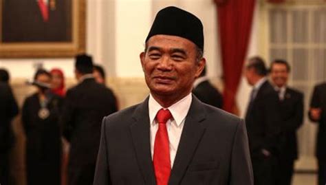 Kenderaan membawa perdana menteri tiba dari pejabat perdana menteri di putrajaya setelah muhyiddin membuat perutusan khas tengah hari tadi. Mendikbud : Jadikan Sains Pendorong Pembangunan Bangsa