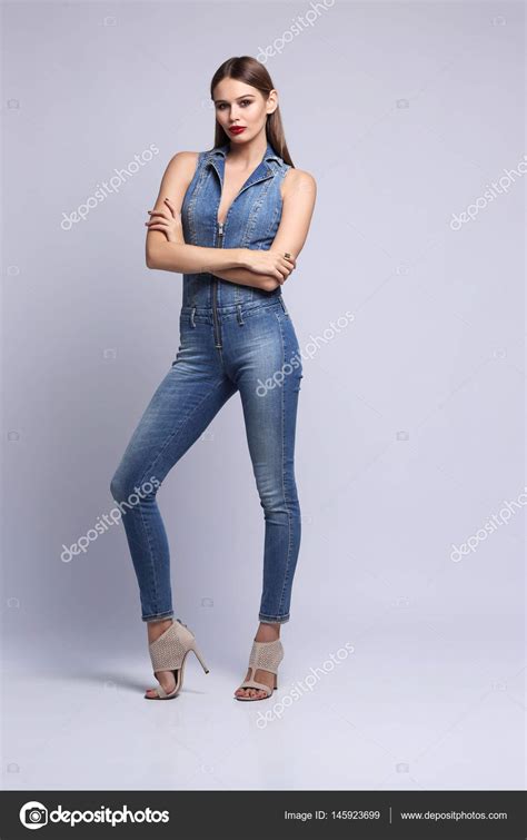 Schöne Frau In Jeans Insgesamt Stockfotografie Lizenzfreie Fotos © Maxfrost 145923699