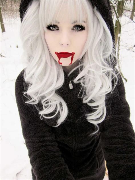 Ira Vampira Vampire Gothic Emo Scene Queen Red Lips Make Up White Hair Blonde Hair Snow