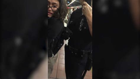 Elle Se Fait Arrêter Par La Police Pour Une Raison Improbable Vidéo