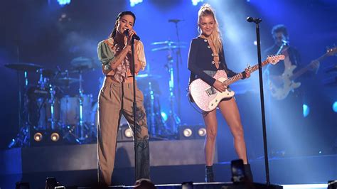 Halsey And Kelsea Ballerini Homecoming Queen Cmt Crossroads Video