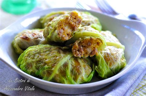 In una casseruola fate soffriggere la cipolla con un filo d'olio a fiamma vivace. Fagottini di verza e salsiccia, secondo piatto