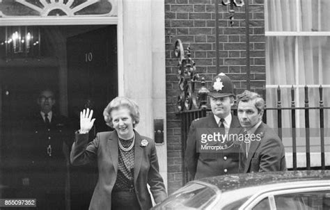 Margaret Thatcher Outside Downing Street Photos And Premium High Res
