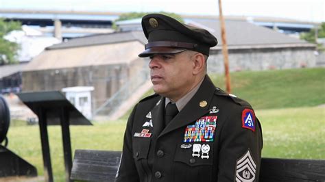 El Primer Latino Comandante Sargento Mayor Del Ejército