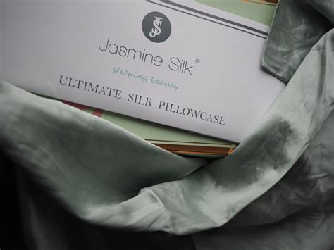 10 Beauty Reasons To Get A Jasmine Silk Pillowcase
