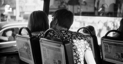 Un Homme Et Une Femme Assis Dans Un Bus Photo Photo Photographie Analogique Gratuite Sur Unsplash