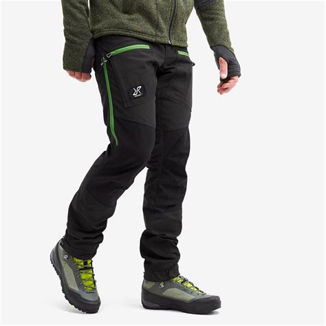 Los paneles elásticos en las rodillas, culera y caderas proporcionan una gran comodidad. Nordwand Pro Pants Men Anthracite/Online Lime | RevolutionRace